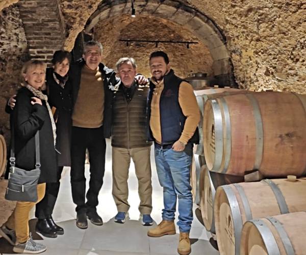 El periodista Guillermo Fesser visita Rioja Alavesa