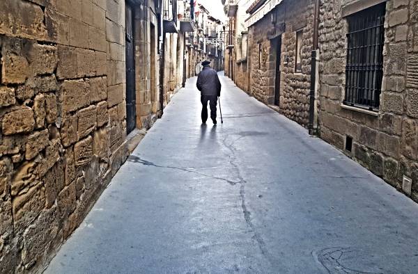Calle-Solitaria-Bai-Antonio-Mijangos-Van-a-convertir-Rioja-Alavesa-en-cortijos-andaluces