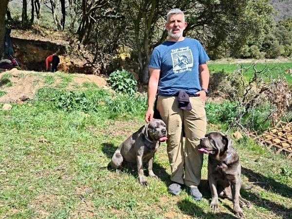 DAVID-PERROS-Etérea-Kripan-ramita-de romero-sobre-la-tierra