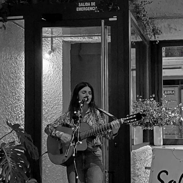 Vino y música con Paula Blanco